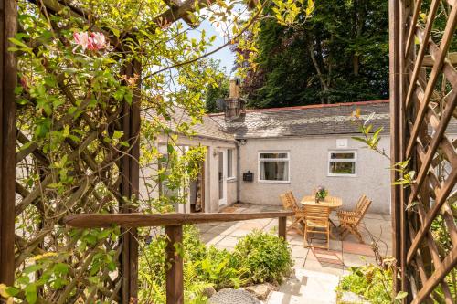 Dormie Cottage, lovely bright and spacious bungalow with wood fire