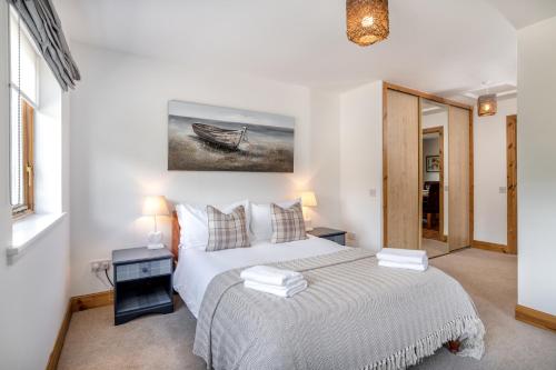 Dormie Cottage, lovely bright and spacious bungalow with wood fire in Ballater