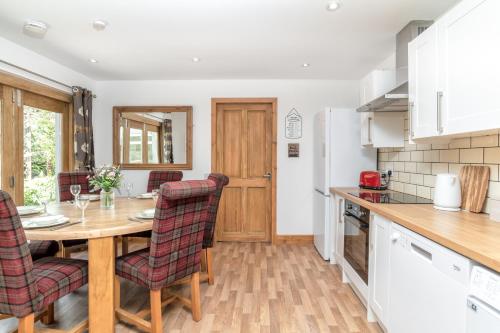 Konyha, Dormie Cottage, lovely bright and spacious bungalow with wood fire in Ballater