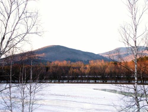 Vacation Resort Suites with River View in Bethel Maine - image 7