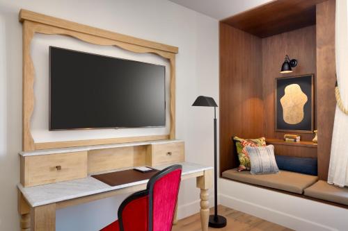 Guest room, 1 King, City view