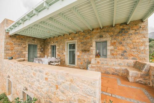 Villa Dimitra - Mani , traditional archontiko in Omales
