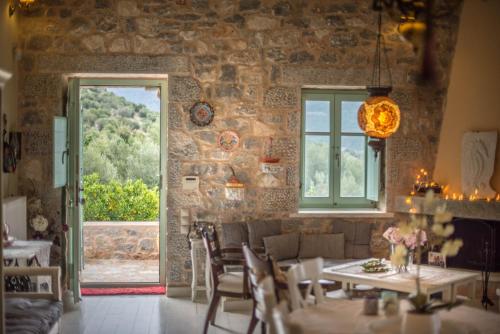 Villa Dimitra - Mani , traditional archontiko in Omales