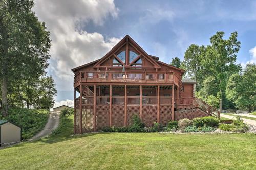 . Lakefront Cabin with Dock - 6 Mi to Swiss Valley!