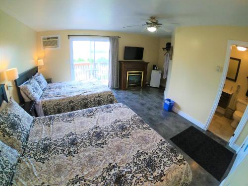 Queen Room with Two Queen Beds with Spa Bath and Lake View - Allergy Friendly