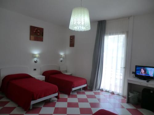 1 queen bed, 2 twin beds
