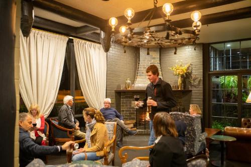 연회장, 뉴잉글랜드 모터 로지 (New England Motor Lodge) in 글렌 이네스