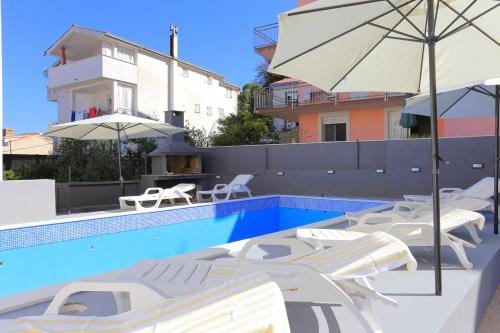 Family friendly apartments with a swimming pool Podstrana Split - 4859 
