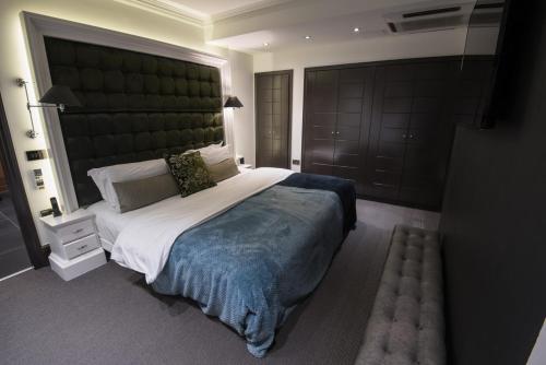 The Exhibitionist Hotel - image 7