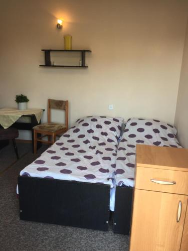1 double bed, 2 twin beds