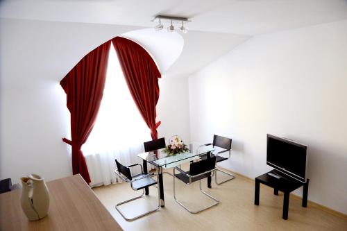 One-Bedroom Apartment image 2