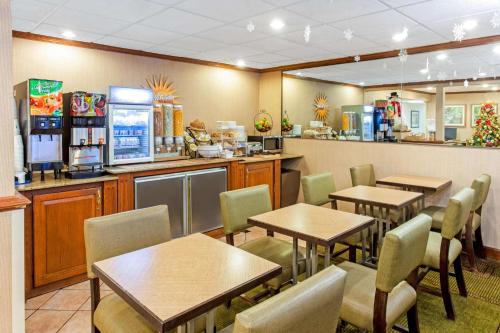 餐廳, 密爾沃基機場奧克里克溫德姆拉昆塔酒店 (La Quinta Inn by Wyndham Milwaukee Airport / Oak Creek) in 奧克里克