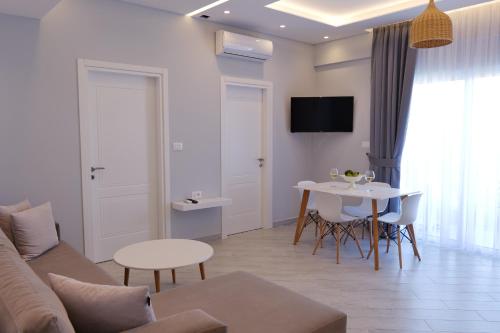 Blue Water Hotel - image 6