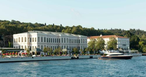 Four Seasons Hotel Istanbul at the Bosphorus (Four Seasons Hotel Istanbul At The Bosphorus)