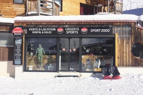 Shops, STUDIO CABINE COSY TRES CALME RESIDENCE ALPAGES 2 AU PIED DES PISTES near Le 155 Steakhouse