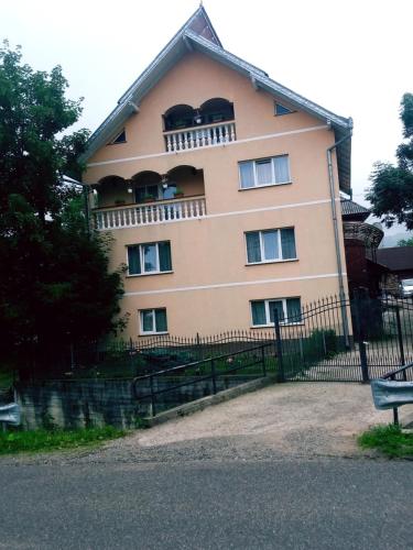 6 bedrooms, 7 beds