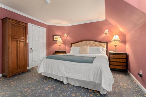 King Room with Jacuzzi Tub and Balcony