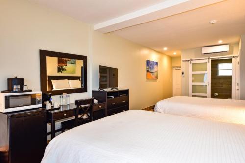 Sun Tower Hotel & Suites on the Beach - image 3