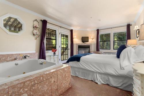 Queen Room with Jacuzzi Tub and Balcony