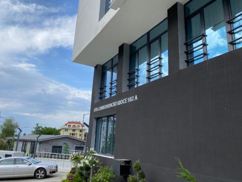 Boutique Magenta Gold Apartment with parking place - image 2