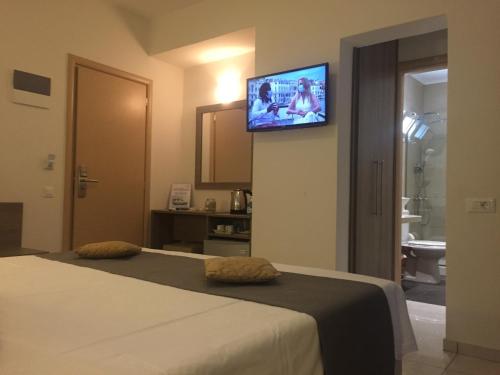 Double or Twin Room image 4