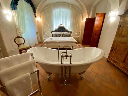 Lovecký zámek Karlštejn (Lovecky zamek Karlstejn) in สวราทัช