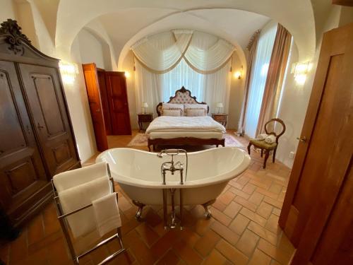 Lovecký zámek Karlštejn (Lovecky zamek Karlstejn) in สวราทัช