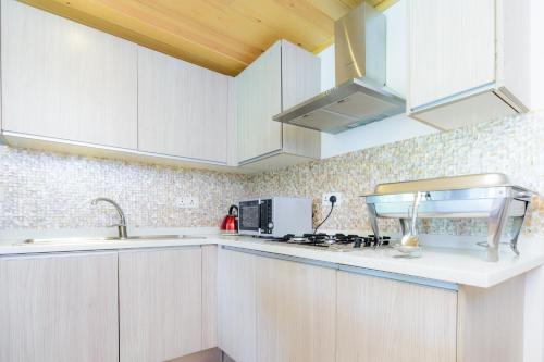 HummingBird Hill Cottage - image 3