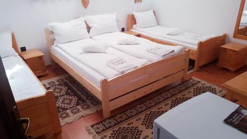 1 queen bed, 2 twin beds