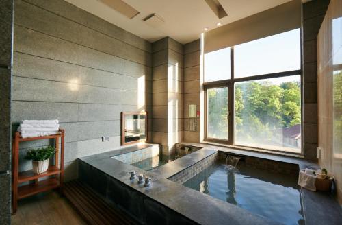 Reikei Hot Spring Resort in Baihe District