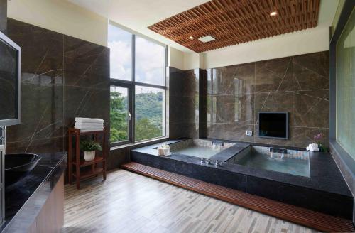 Reikei Hot Spring Resort in Baihe District