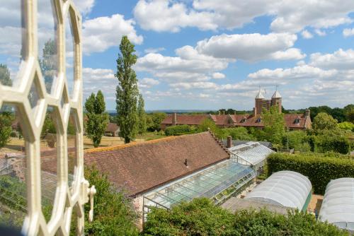 Sissinghurst Castle Farmhouse - image 11