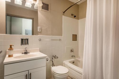 TWO Bold 1 BR CozyStays for your Louisville Getaway - image 3