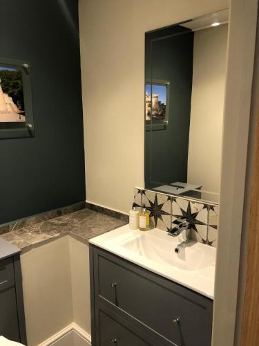 Bathroom, The Peppermill Town House Hotel and Restaurant in Devizes