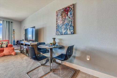 Laketown Wharf 835 condo - image 2