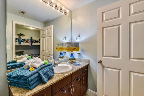 Laketown Wharf 835 condo - image 13