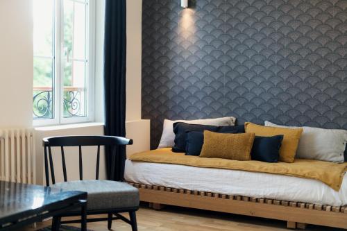 1 queen bed, 1 sofa bed