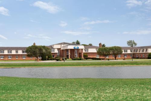 . Days Inn and Suites by Wyndham Sikeston