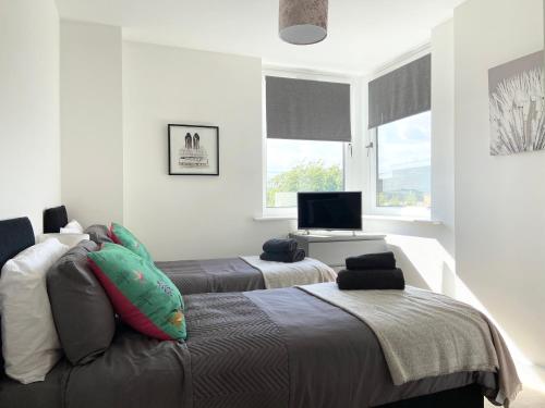 !FREE PARKING with BALCONY! - Ocean Views Apartment - 4 single beds or 2 doubles