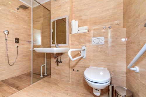 Luxury Apartments Queen - image 7