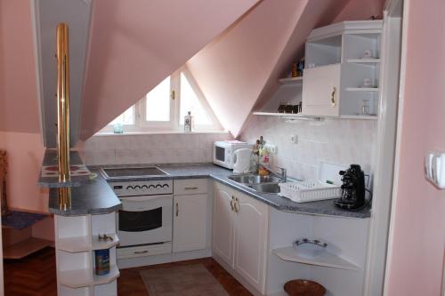 Kitchen, Beata Apartman in Ujvaros