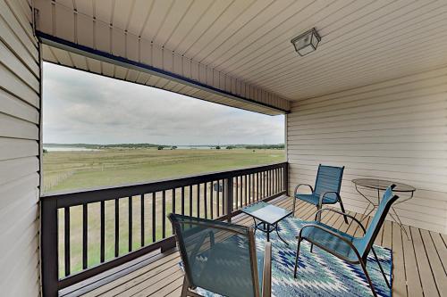 Lake-View All-Suite Retreat - Near Marina & Dining townhouse - image 8