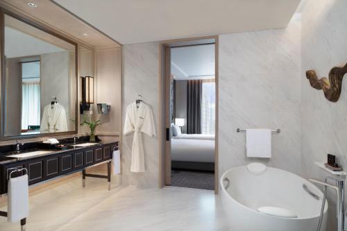 Executive Club Twin Room image 9