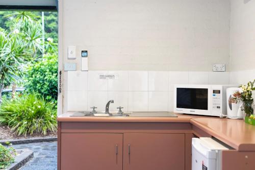 Kitchen, The Park Hotel Motel, Suffolk Park in Byron Bay Surroundings