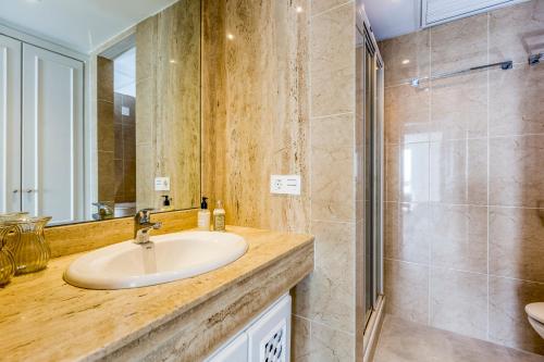Bella Vista Puerto Banus apartment with sea views - image 3
