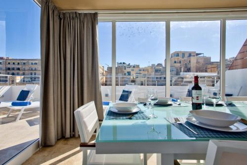 Valletta Luxury 4-Bedroom Duplex with Stunning Sea Views Private Terrace and Jacuzzi, La Valette (photo 8)