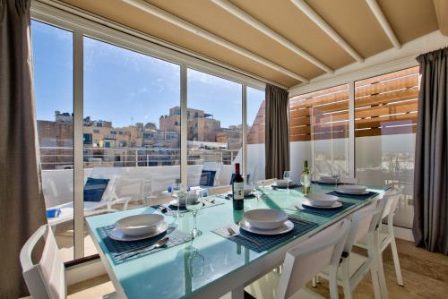 Valletta Luxury 4-Bedroom Duplex with Stunning Sea Views Private Terrace and Jacuzzi, La Valette (photo 9)