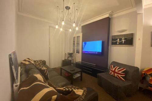 Lushlets - Riverside City Centre House with Hot tub and pool table - great for groups!