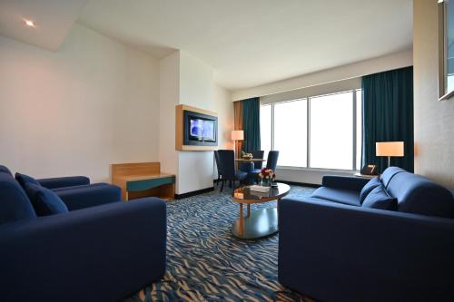 Luxury Suite image 5