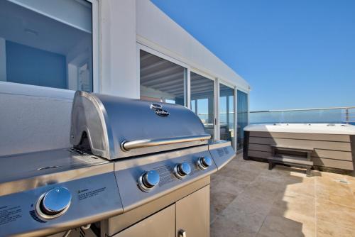 Valletta Luxury 4-Bedroom Duplex with Stunning Sea Views Private Terrace and Jacuzzi, La Valette (photo 6)